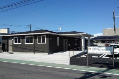 シンプルな外観の建物