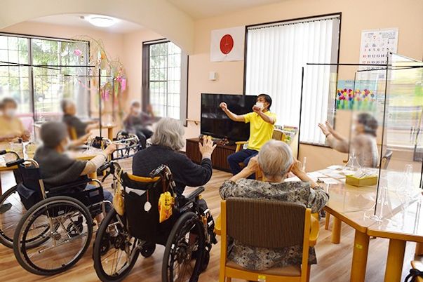 体操を楽しむ様子の居室