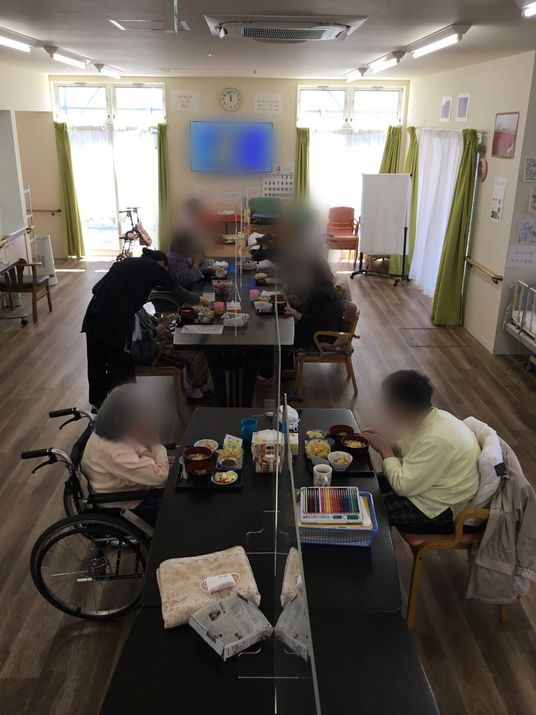 食事を楽しむラウンジ