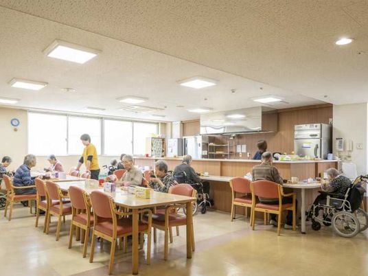 明るい食堂でのランチタイム
