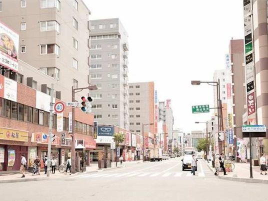 明るい市街地通り