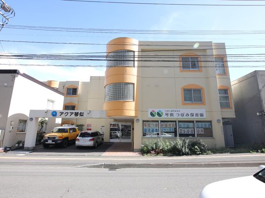 橙色の建物と駐車場
