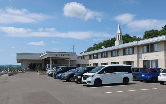 広々とした駐車場の外観