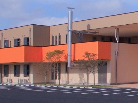 広々とした建物の外観