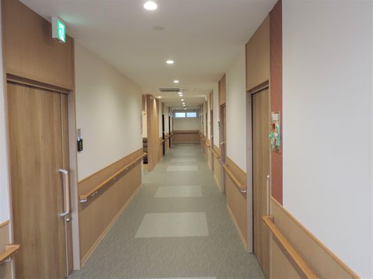 清潔で広々とした廊下