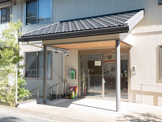 入り口と掲示物のエントランス