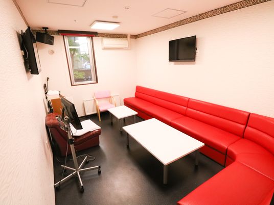 赤いソファのある休憩室