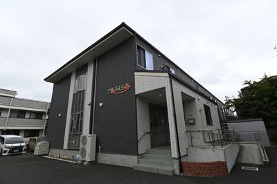 外観の施設エントランス