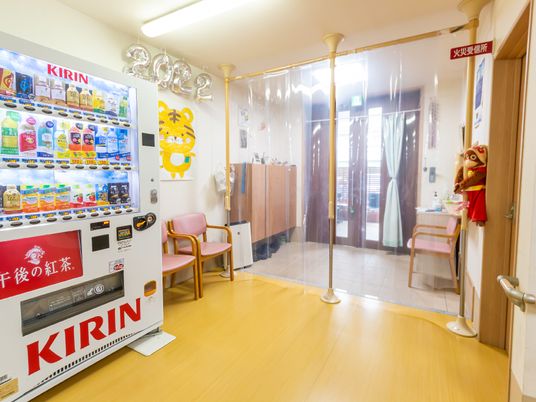 明るいエントランスの自動販売機
