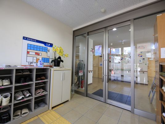 入口付近の明るい空間