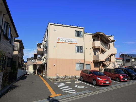 明るい日差しの外観