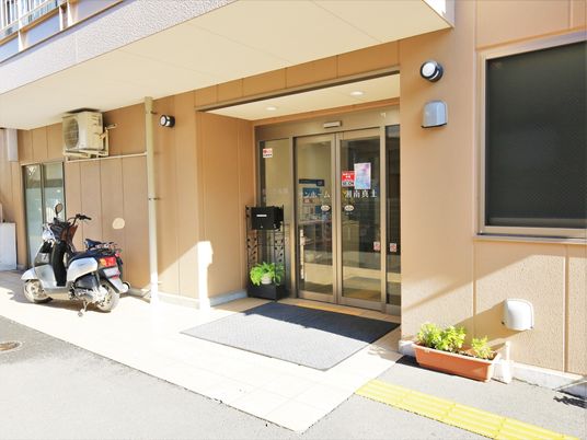 きれいな施設のエントランス