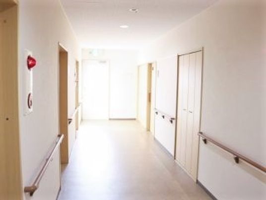 白壁と手すりのある廊下