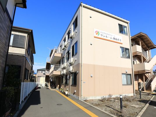 明るい外観の施設