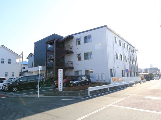 白と茶色の建物の外観