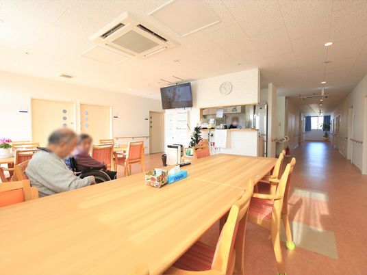 暖かい雰囲気の食堂空間