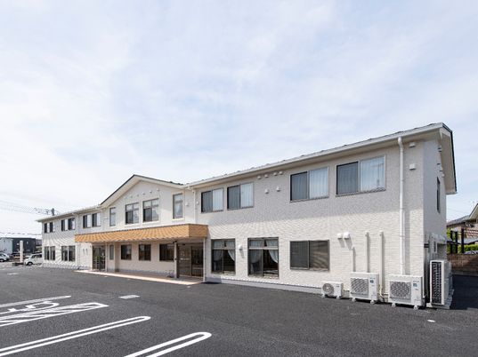 白亜の施設外観