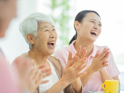 楽しそうな会話の介護シーン