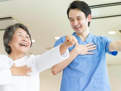 利用者サポートする介護職員