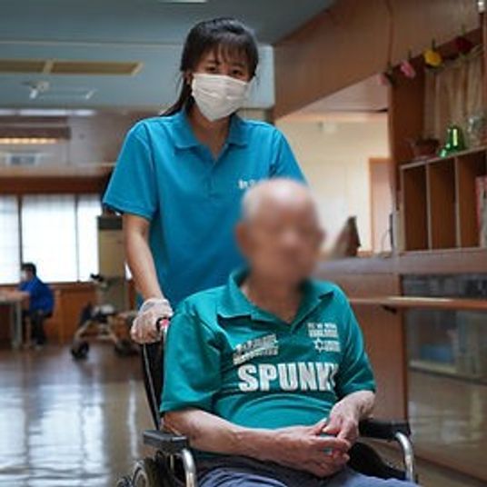 車椅子の利用者がいる廊下