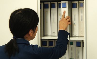 書類棚を見る職員