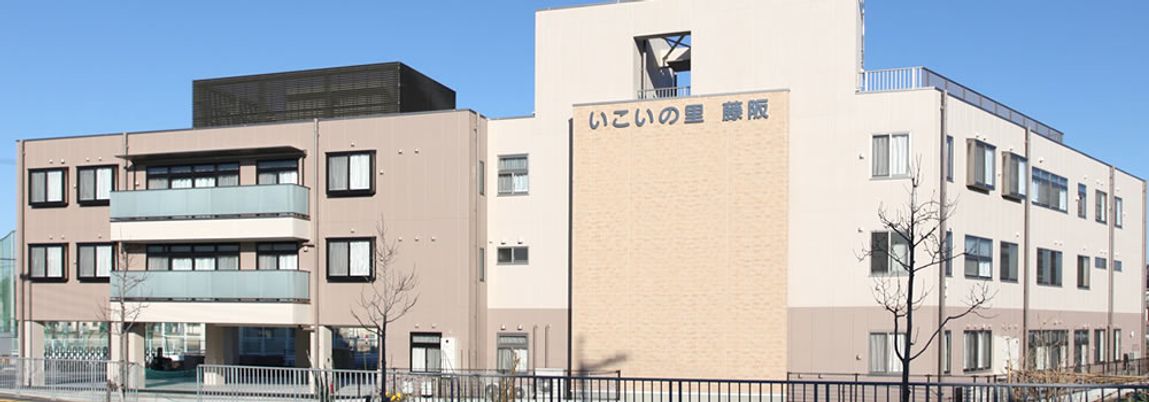 明るい建物の外観