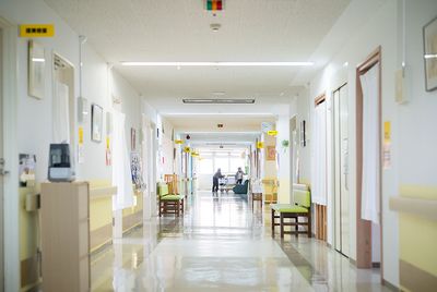 広々とした明るい廊下