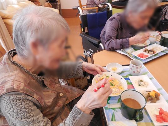 居室での食事風景