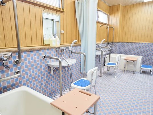 バリアフリーな浴室設備