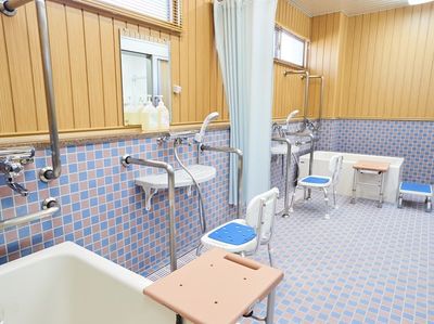 バリアフリーな浴室設備