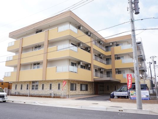 黄色が印象的な建物外観