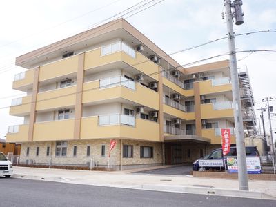 黄色が印象的な建物外観