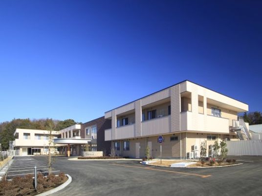 明るい外観の建物