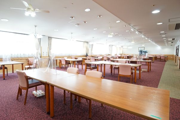 広々とした食堂の様子