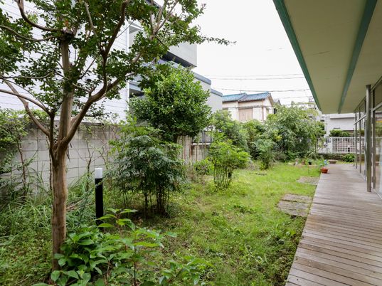 静かな中庭の風景