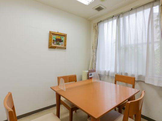 シンプルな居室のテーブル