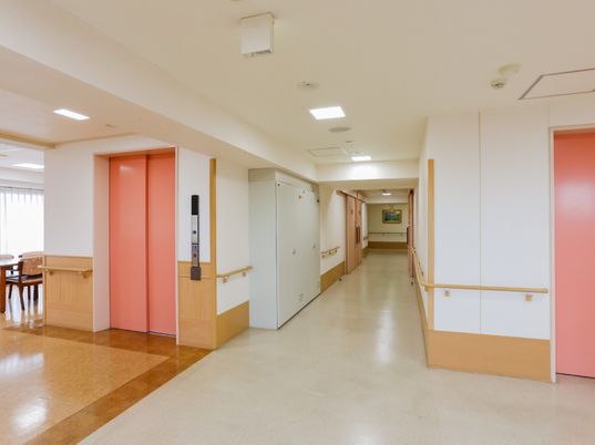 手すり付きの明るい廊下