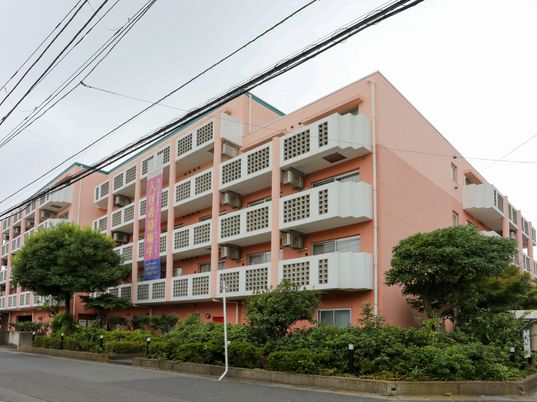 ピンクの建物外観