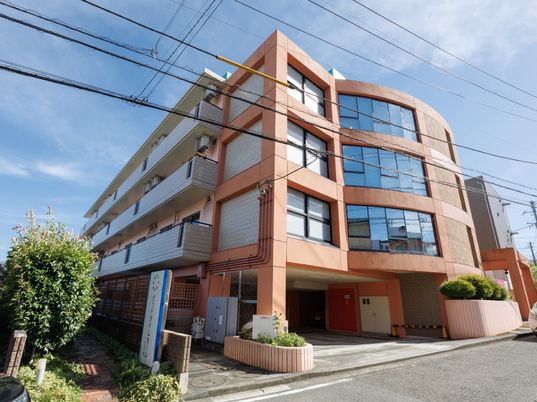 多階層のモダンな建物