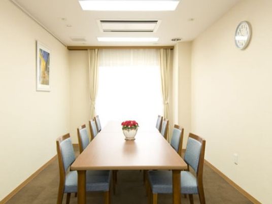 会議室のテーブルと椅子