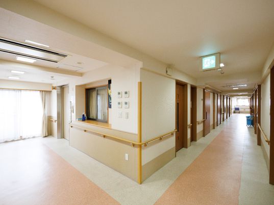 広々と明るい施設の廊下