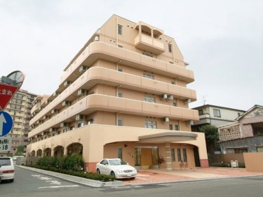 多階層のモダンな建物外観