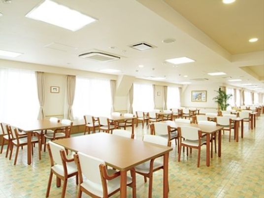 広々とした明るい食堂
