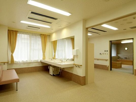 広々とした清潔な洗面所