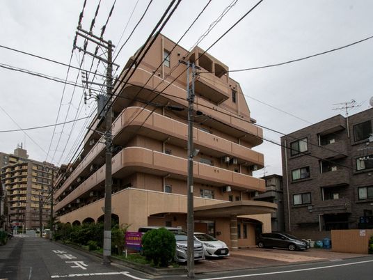 落ち着いた色合いの外観