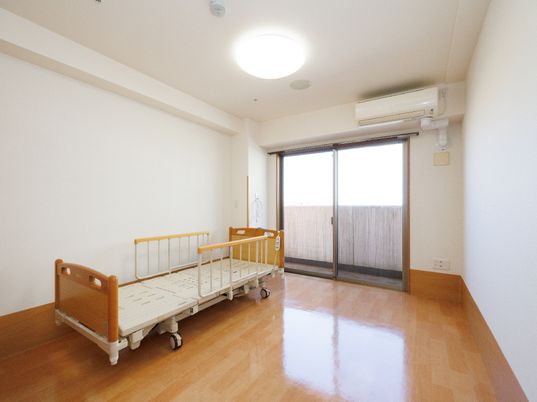 明るい居室の様子