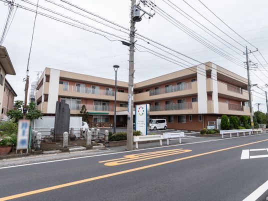 外観の建物と駐車場