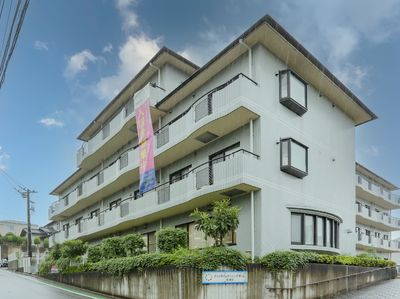 白い建物の外観