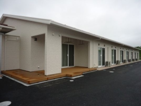 白い建物の外観