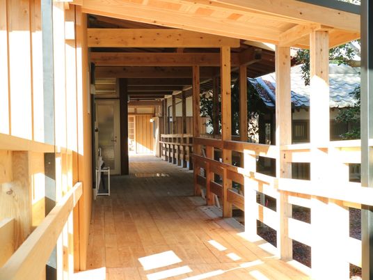 木造の開放的な廊下